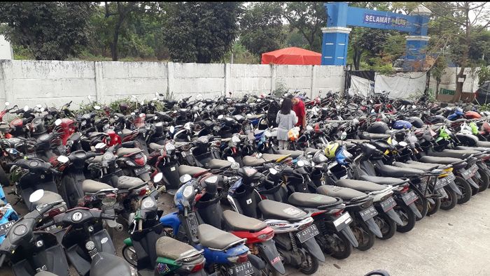 Barang bukti hasil tilang di Unit Laka Lantas Polres Metro Bekasi di Jalan Wangun Harja, Cikarang