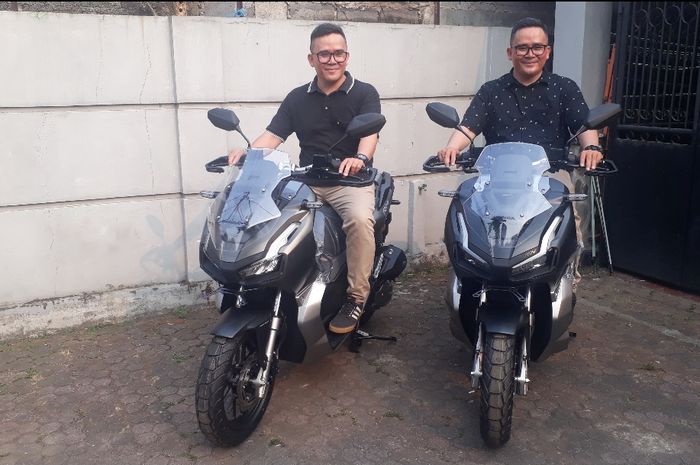Irwan dan Erwin, kembar identik yang beli 2 unit Honda ADV150 bareng.