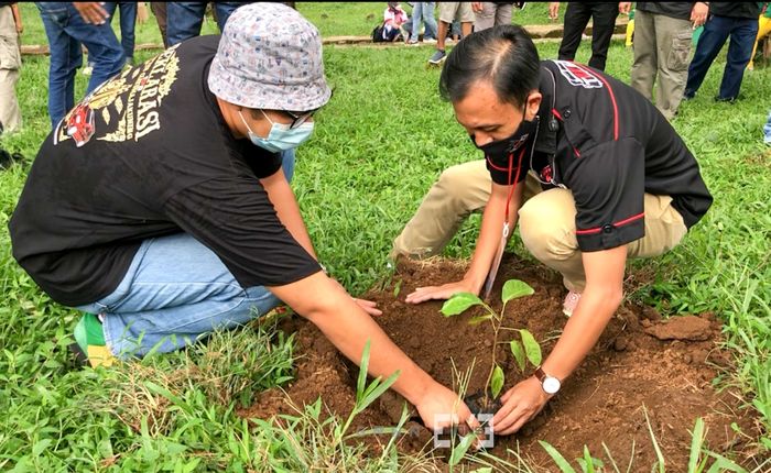 Salah satu member TEVCI dalam aksi Penanaman 1.000 pohon 