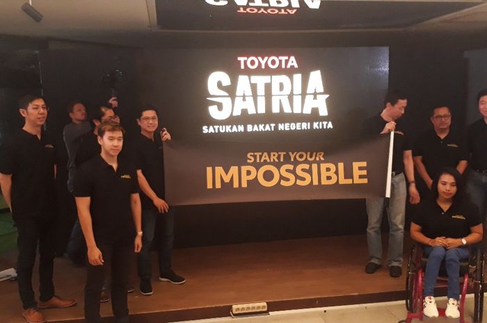 Jajaran Direksi Toyota Astra Motor bersama atlit badminton Marcus Gideom dan atlit disabilitas angkat besi Ni Nengah Widiasih saat peluncuran SATRIA.