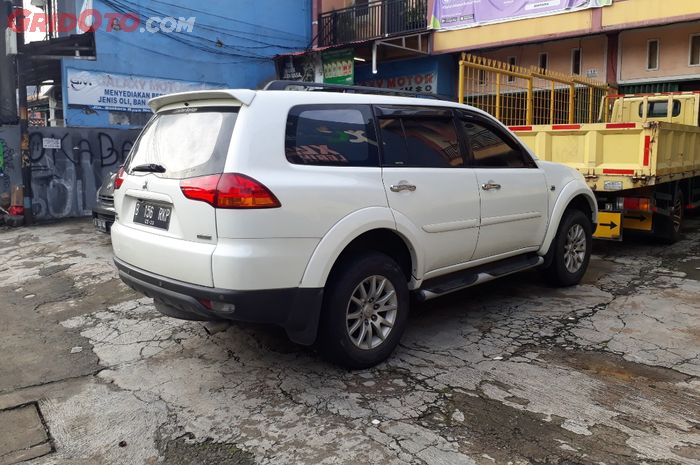 Mitsubishi Pajero Sport lawas tipe Exceed yang kedua spionnya hilang dicuri saat parkir darurat karena banjir di Jalan Bintara Raya, Kota Bekasi