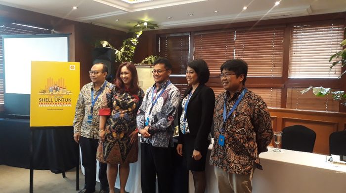 Dian Andyasuri Direktur Pelumas PT Shell Indonesia berfoto bersama Prof. Ainun Naim dan para juri Think Efficiency 2019.