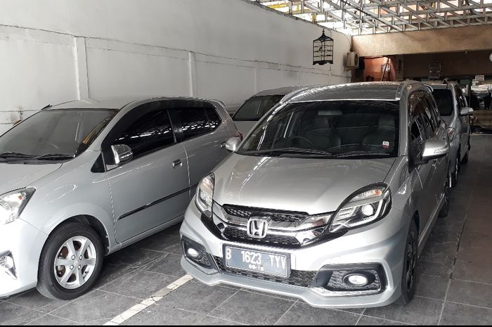 Mobil bekas di salah satu showroom mobkas di Cibubur, Jakarta Timur