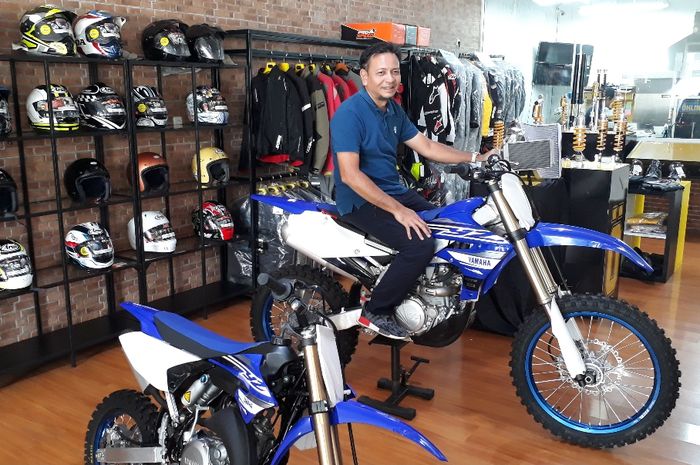 Eddy Saputra berfoto dengan Yamaha CBU di SAP