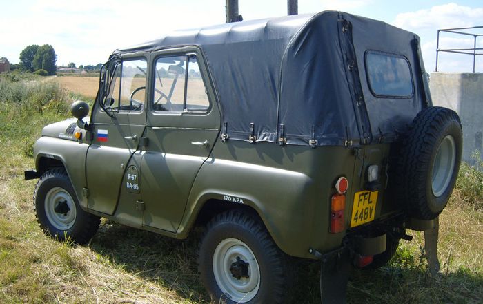 Tampak belakang UAZ-469