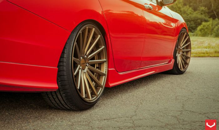 Modifikasi Honda Accord USDM ditopang pelek Vossen 20 inci warna emas