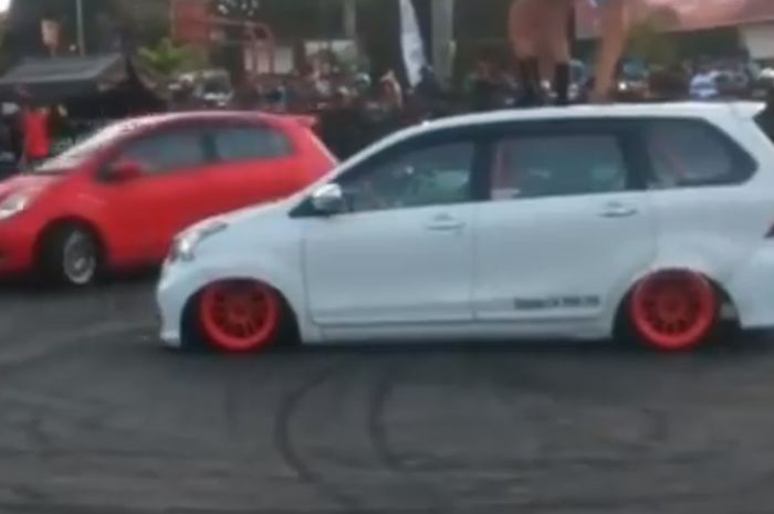 Yaris 'drifting' mengelilingi Avanza Veloz