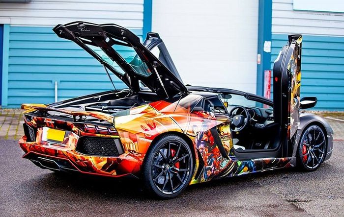 Tampilan belakang Lamborghini Aventador pakai kelir bertema superhero