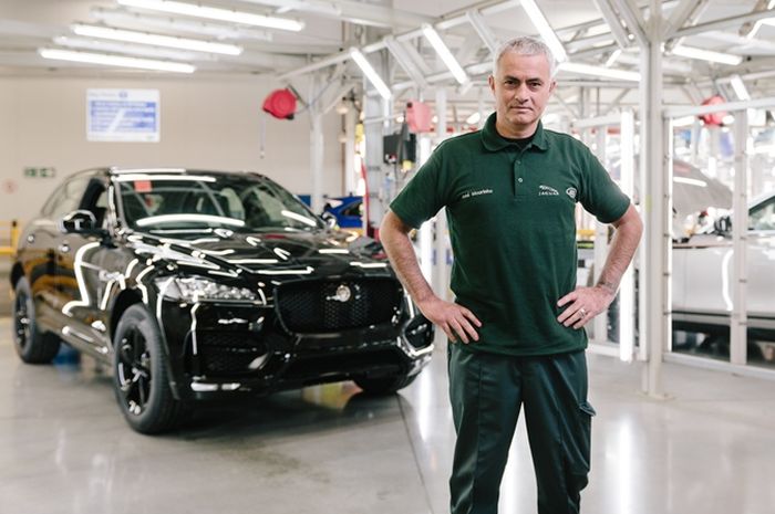 Jose Mourinho dengan seragam pabrik Jaguar Land Rover di Solihull dengan latar belakang Jaguar F-Pace