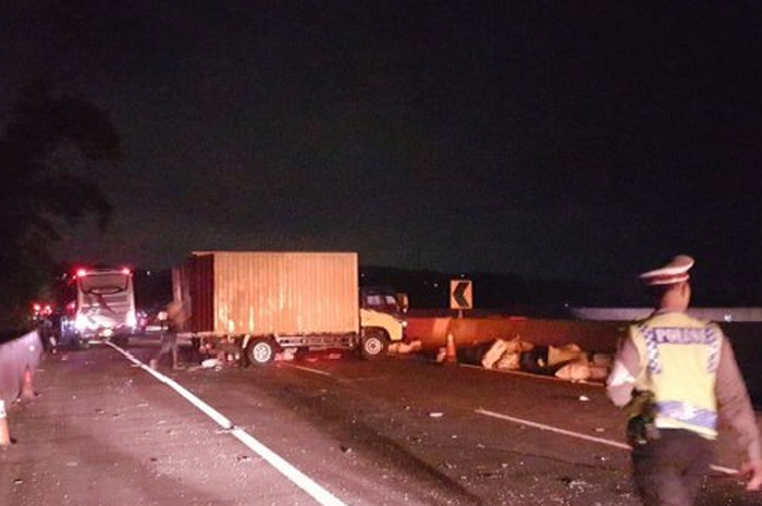 Ilustrasi, Foto Kecelakaan karambol di jalan Tol