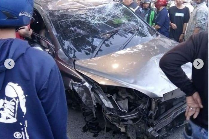 Honda CR-V hajar trotoar, kaki depan pincang seret korban penjual songkok