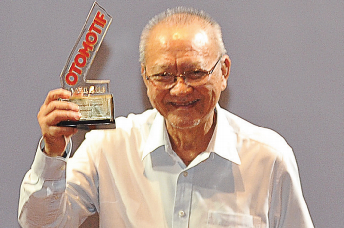 Bambang Gunardi saat menerima OTOMOTIF Award tahun 2014 karena Indospeed Motorsport Management yang dipimpinnya meraih kategori The Best Organizer in Motorsport