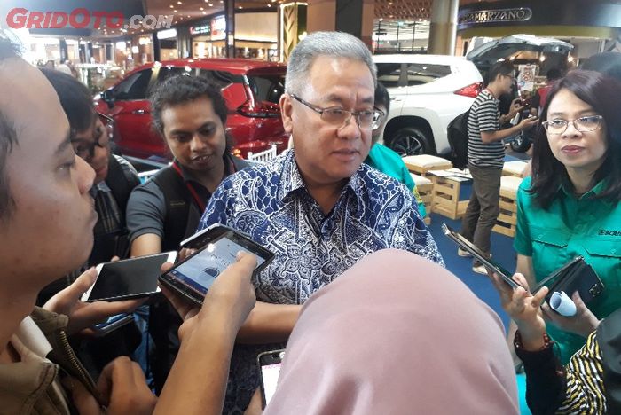 Roni Haslim, Presdir BCA Finance saat diwawancarai wartawan