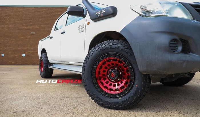 Modifikasi Toyota Hilux lama pasang pelek Fuel Zephyr warna Candy Red 