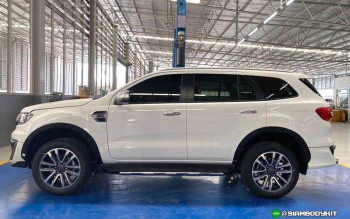 Tampilan samping modifikasi Ford Everest garapan Siam Bodykit, Thailand