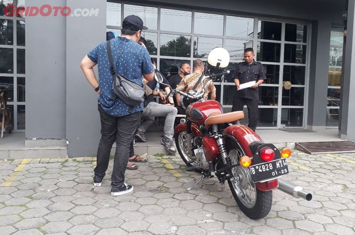 Perwakilan pemilik Royal Enfield saat mendemo DMI