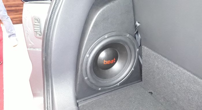 Contoh subwoofer Beat 10 yang diletakkan di bagasi belakang tanpa mengganggu fungsi bagasi.