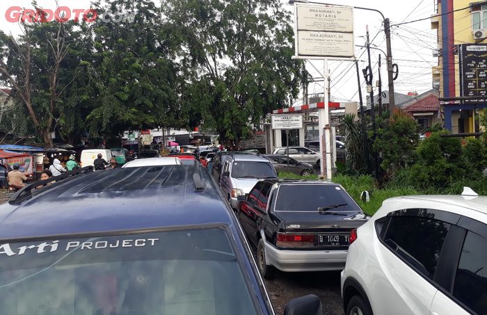 Puluhan mobil parkir di pinggir jalan Bintara Raya, Bekasi Barat karena banjir