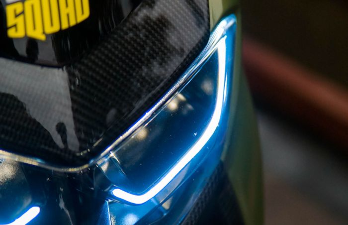 Tampang depan Yamaha All New NMAX kece dengan headlamp custom alis dan bodi karbon kevlar