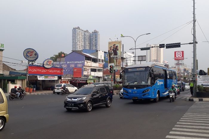Suasana lalu lintas Simpang Ramanda, Depok saat lagu 'Hati-hati' di perdengarkan.