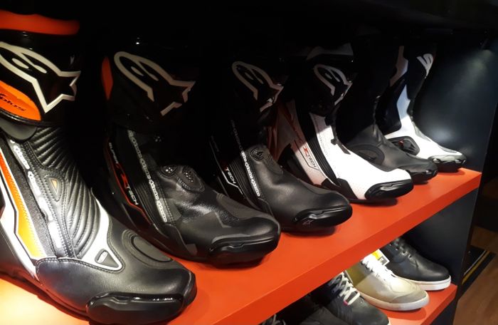 Sepatu Alpinestars di RC Motogarage