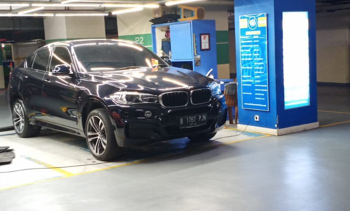 BMW X6 yang pemiliknya belum bayar pajak senilai Rp 34 juta.