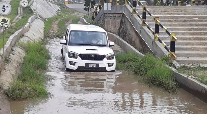 Mahindra Scorpio Pik Up di ajak off road dalam peluncurannya, Kamis (17/10/2019).