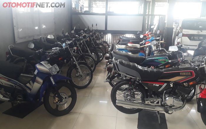 14 motor klasik di showroom mobil bekas Jaya Baru yang dijual santai