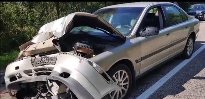 Kondisi Volvo S80 yang habis menabrak truk dengan bagian kaca utuh