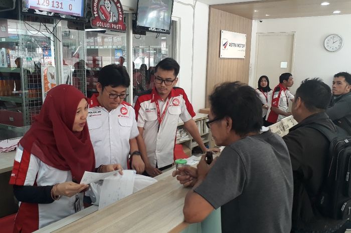 Istiyani Susriyati, GM Honda Customer Care PT AHM (kiri) melayani konsumen yang membeli sparepart di AMCJ.