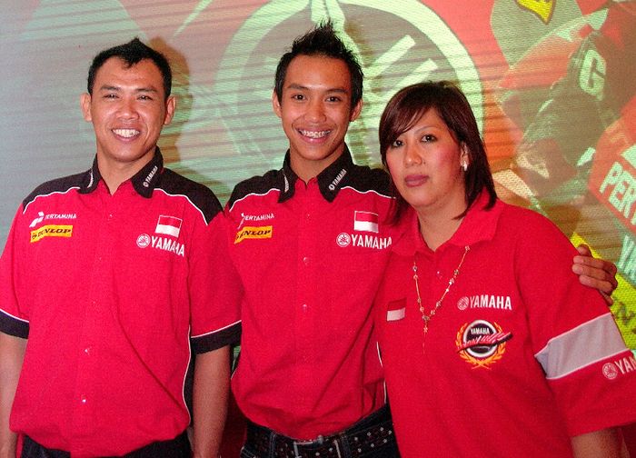 Kiswadi (kiri) bersama Doni Tata (tengah) dan Haryani (kanan)