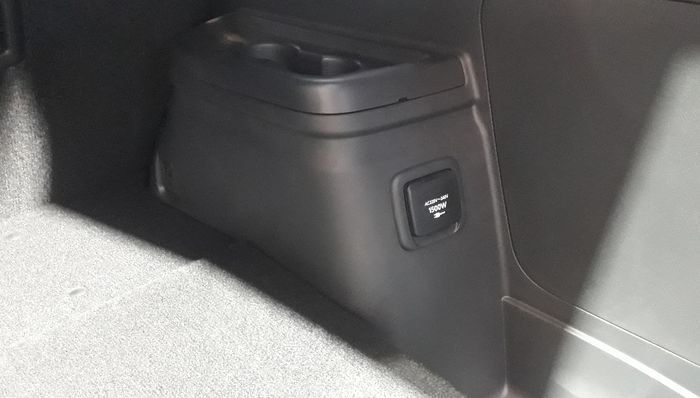 Port pengalir listrik di Mitsubishi Outlander PHEV