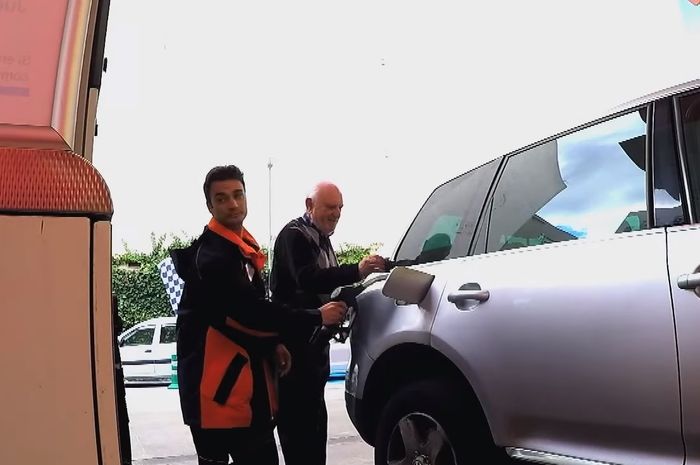 Dani Pedrosa beraksi sebagai petugas pom bensin untuk kejutkan pelanggan