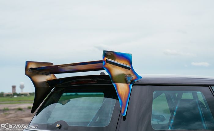 Aplikasi sayap titanium di atap modifikasi MINI Cooper S street racing