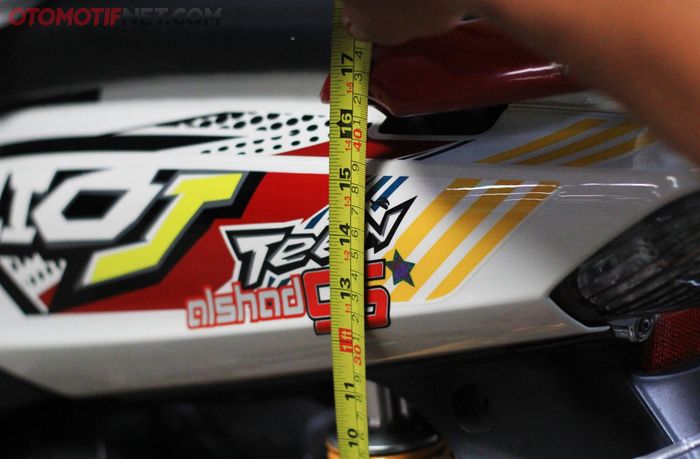 Sebelum dinaiki jaraknya 400 mm, setelah dinaiki pengendara jadi 370 mm 