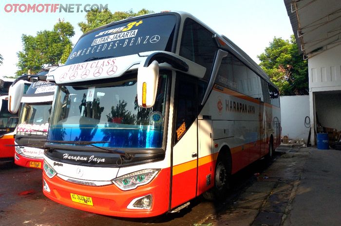 Armada Bus Super High Deck milik PO Harapan Jaya