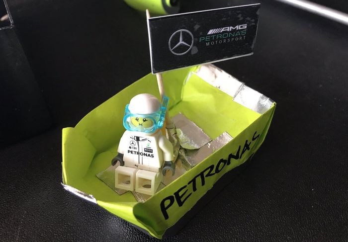 Mainan perahu hasil kreasi tim Mercedes, keren yah