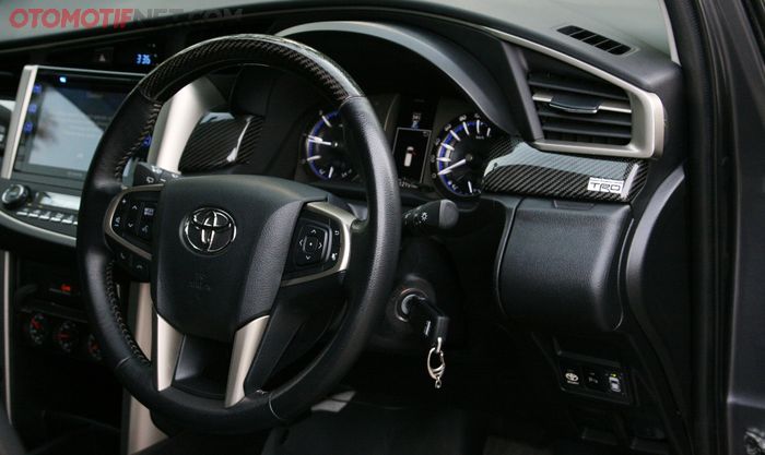 Setir dan dasbor Toyota Kijang Innova dilapis carbon