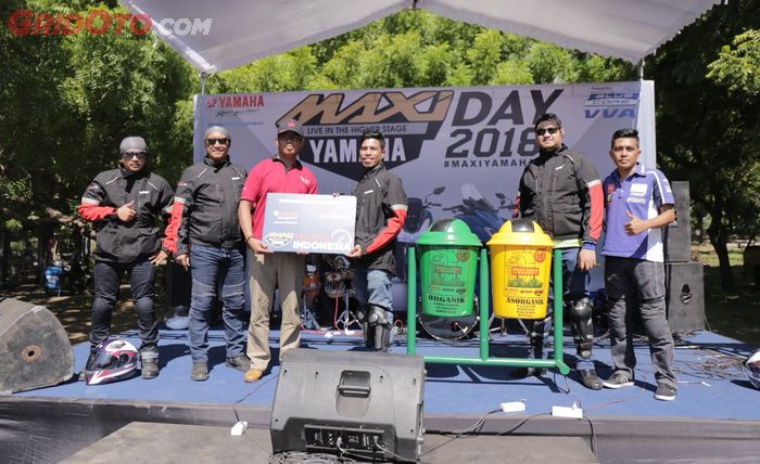Tim MAXI YAMAHA Tour de Indonesia menyerahkan satu set tempat sampah secara simbolis