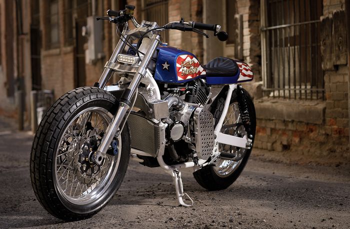 Grafis di bodinya terinspirasi dari baju Evel Knievel