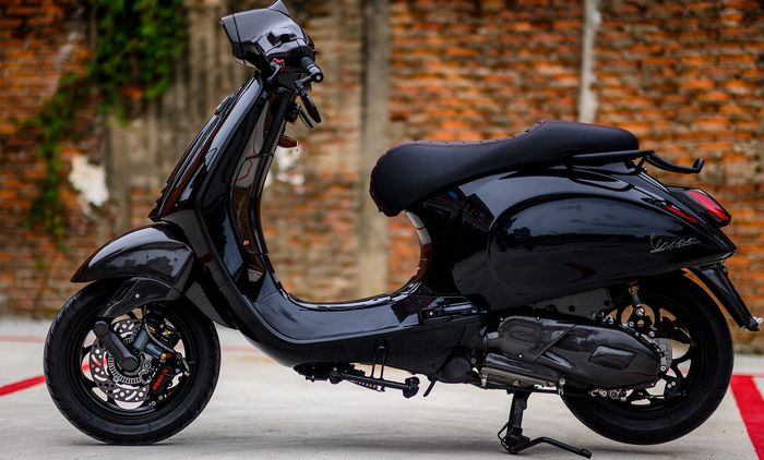 Bodi hitamnya berpadu apik dengan serat karbon