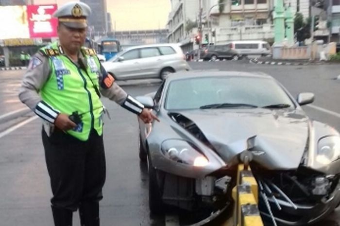 Aston Martin menabrak separator di Jakarta