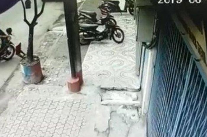 Tangkapan layar CCTV saat dua bocah bawa kabur Honda Supra X.