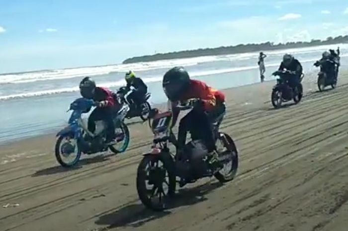 Adu kencang motor di pinggir pantai ternyata nggak hanya didominasi Yamaha RX-King ada juga motor bebek dan matik tempur