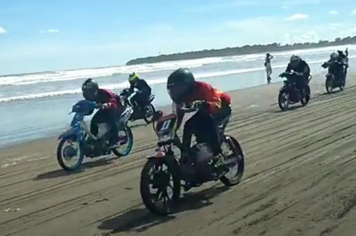 Adu kencang motor di pinggir pantai ternyata nggak hanya didominasi Yamaha RX-King ada juga motor bebek dan matik tempur