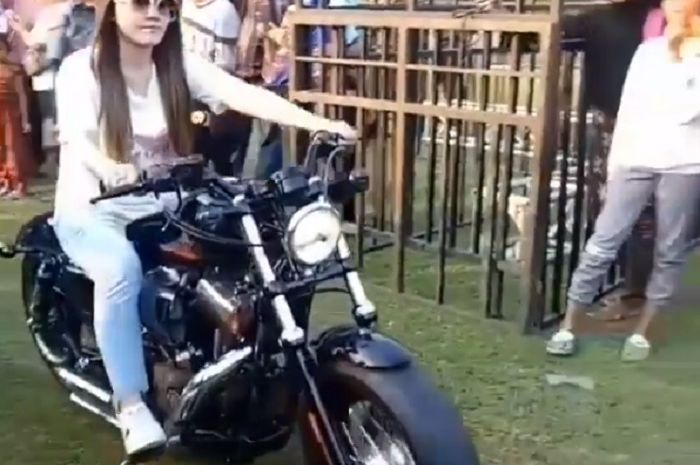 Via Vallen mengendarai moge