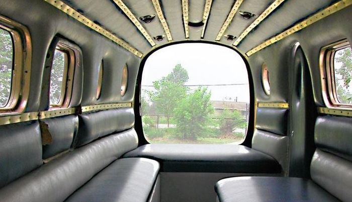 Tampilan kabin modifkasi Jeep Cherokee lawas mirip seperti pesawat terbang