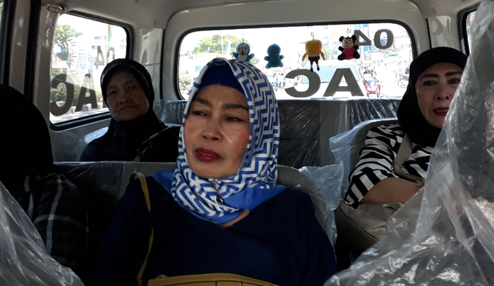 Penumpang naik angkot Miniarta M04 ber-AC trayek Depok Timur-Pasar Minggu  Artikel ini telah tayang di Kompas.com dengan judul &amp;quot;Ademnya Naik Angkot &amp;quot;Zaman Now&amp;quot; di Tengah Teriknya Depok-Pasar Minggu...&amp;quot;, https://megapolitan.kompas.com/read/2018/04/30/16460731/ademnya-naik-angkot-zaman-now-di-tengah-teriknya-depok-pasar-minggu
