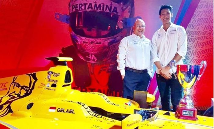 Irwan Mussry berfoto dengan pembalap kebanggan Indonesia, Sean Gelael