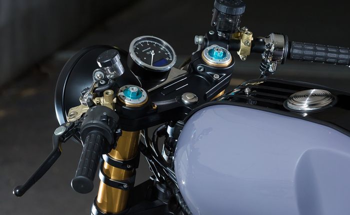 Bagian kokpit kini diisi dengan spidometer analog-digital buatan Motogadget